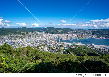 稲佐山山頂展望台から見る長崎市内の風景 136008861