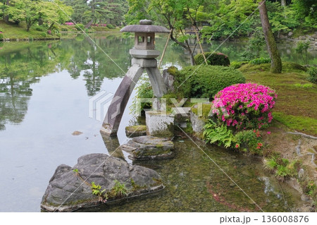 兼六園　霞ヶ池と徽軫灯籠 136008876