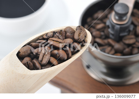 コーヒー豆とミル コーヒー豆とミル 136009077