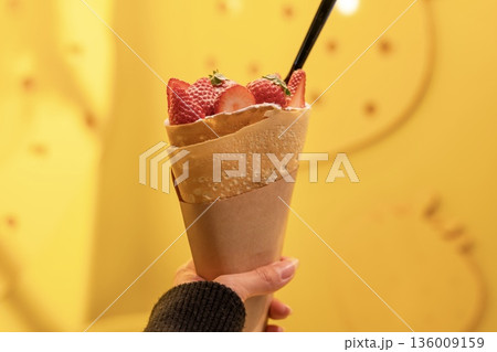 いちごたっぷりのクレープ・手に持つスイーツ 136009159