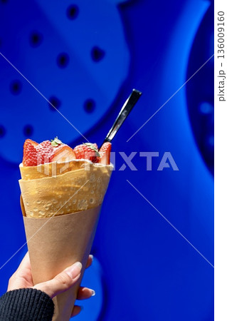 いちごたっぷりのクレープ・手に持つスイーツ いちごたっぷりのクレープ・手に持つスイーツ 136009160