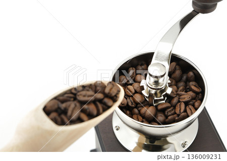 コーヒー豆とミル 136009231