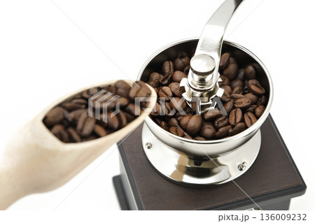 コーヒー豆とミル コーヒー豆とミル 136009232
