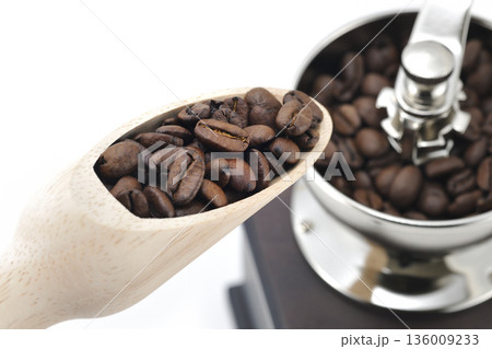 コーヒー豆とミル 136009233