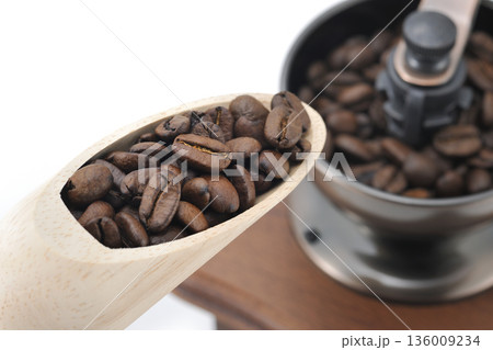 コーヒー豆とミル 136009234