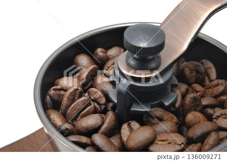 コーヒー豆とミル 136009271