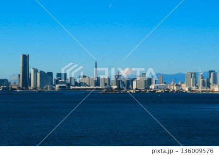 冬の青空の横浜港 136009576