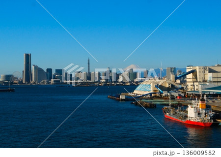 冬の青空の横浜港 冬の青空の横浜港 136009582