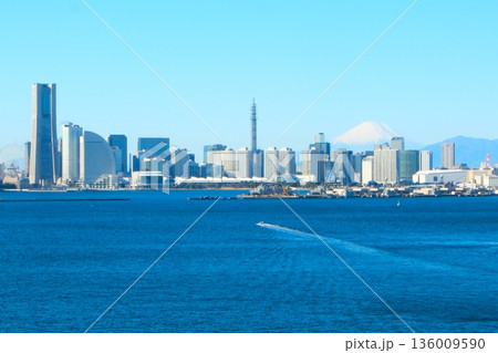 冬の青空の横浜港 冬の青空の横浜港 136009590