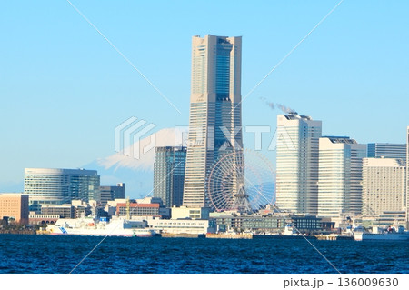冬の青空の横浜港 冬の青空の横浜港 136009630