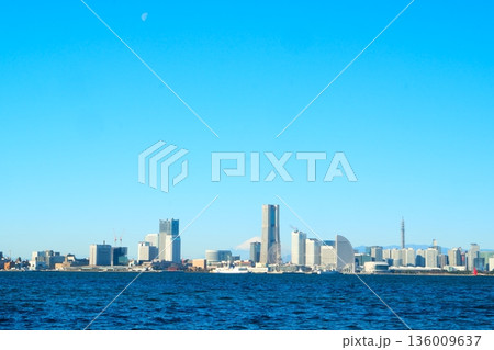 冬の青空の横浜港 冬の青空の横浜港 136009637