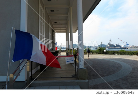 ヴェルニー公園周辺の景観（横須賀市）：ティボディエ邸の入口に飾られたフランス国旗 136009648