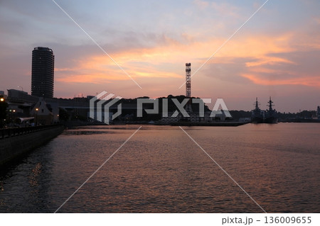 夕暮れのヴェルニー公園(横須賀市)から眺めた海上自衛隊の桟橋方向 夕暮れのヴェルニー公園(横須賀市)から眺めた海上自衛隊の桟橋方向 136009655