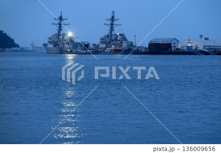 夜のヴェルニー公園(横須賀市)、米海軍イージス艦のライトが照らす海面 夜のヴェルニー公園(横須賀市)、米海軍イージス艦のライトが照らす海面 136009656