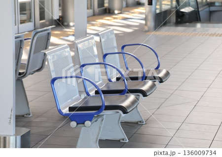 駅のホームにあるベンチの風景 136009734