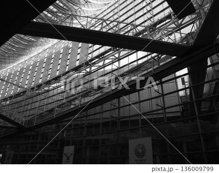 東京国際フォーラムのガラス空間と構造フレームのインテリア 136009799