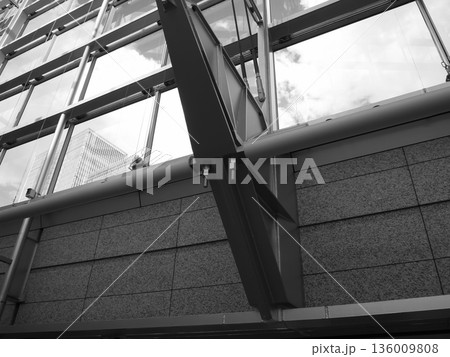 東京国際フォーラムのガラス空間と構造フレームのインテリア 136009808