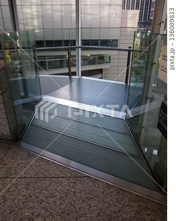 東京国際フォーラムのガラス空間と構造フレームのインテリア 136009813