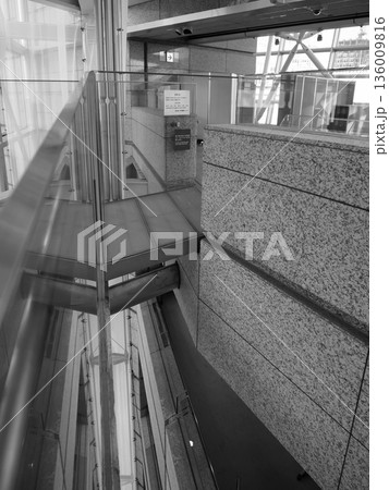 東京国際フォーラムのガラス空間と構造フレームのインテリア 136009816