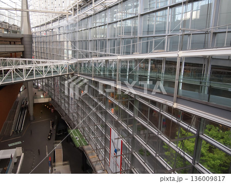 東京国際フォーラムのガラス空間と構造フレームのインテリア 東京国際フォーラムのガラス空間と構造フレームのインテリア 136009817