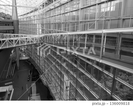 東京国際フォーラムのガラス空間と構造フレームのインテリア 136009818