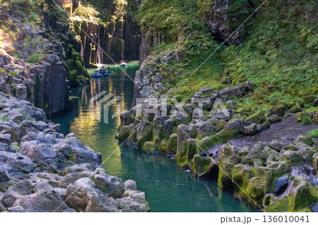 people punt rowboat over blue water of Takachiho gorge, Miyazaki people punt rowboat over blue water of Takachiho gorge, Miyazaki 136010041