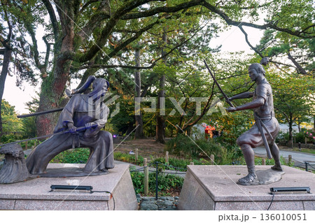 Miyamoto Musashi and Sasaki Kojiro statues at Kokura Castle Miyamoto Musashi and Sasaki Kojiro statues at Kokura Castle 136010051