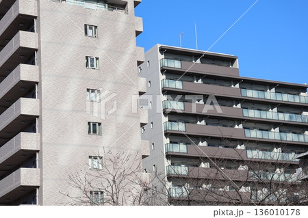 青空とマンションのある都会の住宅街tの風景 青空とマンションのある都会の住宅街tの風景 136010178
