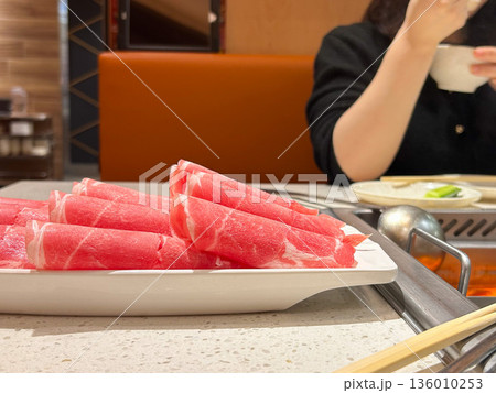 しゃぶしゃぶ用牛肉のロール しゃぶしゃぶ用牛肉のロール 136010253