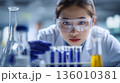 試験管を確認する白衣の女性 136010381