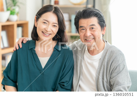 リビングで会話をするミドルの夫婦 136010551