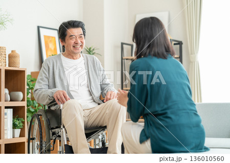 リビングでミドルの夫の介護する妻 リビングでミドルの夫の介護する妻 136010560