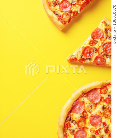 黄色背景に映えるペパロニピザのスライスとホール構図 黄色背景に映えるペパロニピザのスライスとホール構図 136010670