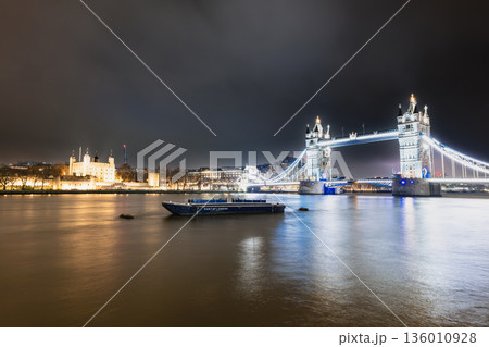 ロンドン ライトアップされたタワーブリッジとロンドン塔 ロンドン ライトアップされたタワーブリッジとロンドン塔 136010928