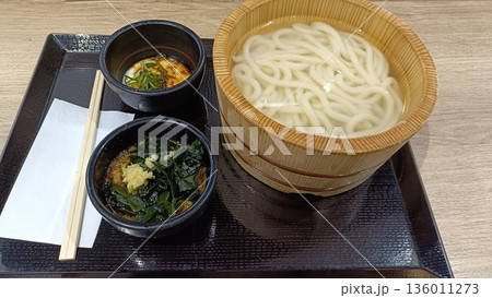 樽に入ったうどん 樽に入ったうどん 136011273