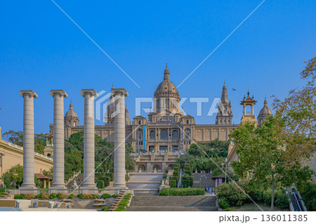 バルセロナ、街並み、快晴、真夏、スペイン 136011385