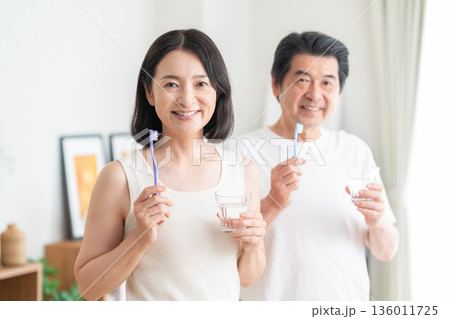 リビングで歯磨きをするミドルの夫婦 136011725