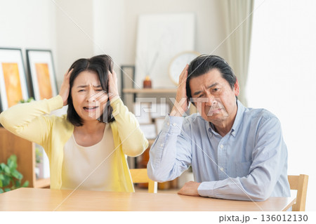 リビングで夫婦喧嘩をするミドルの夫婦 リビングで夫婦喧嘩をするミドルの夫婦 136012130