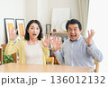 リビングで驚くミドルの夫婦 136012132