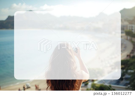 テキストスペース付き海沿いのリゾート地の写真を撮る女性観光客 136012277