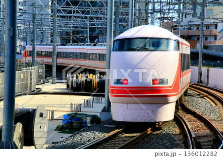 下り本線の高架化された『とうきようスカイツリー駅』を行く… 東武特急【いちごスペーシア】100系 下り本線の高架化された『とうきようスカイツリー駅』を行く… 東武特急【いちごスペーシア】100系 136012282