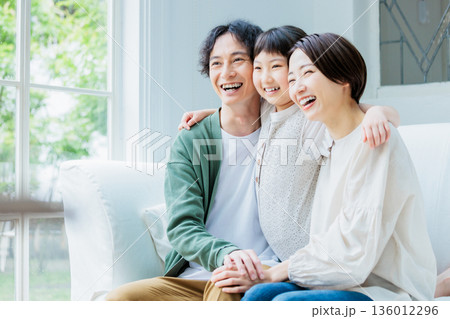 リビングのソファでくつろぐ仲良し家族 136012296