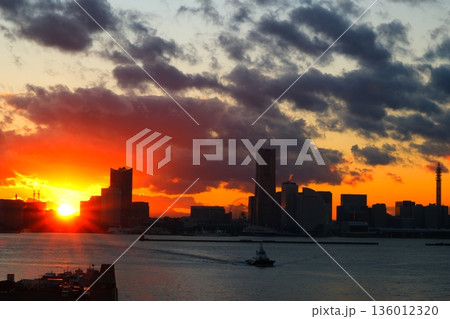横浜みなとみらいのサンセット 136012320