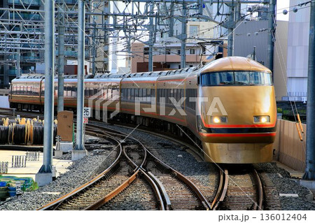 下り本線が高架化された『とうきようスカイツリー駅』を行く…  東武特急【日光詣スペーシア】100系 136012404