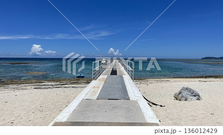 青い空と青い海に真っ直ぐにのびる桟橋 青い空と青い海に真っ直ぐにのびる桟橋 136012429