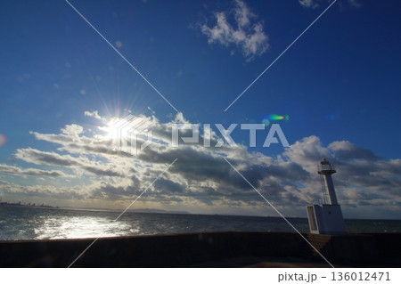 輝く太陽と灯台と海の風景 輝く太陽と灯台と海の風景 136012471