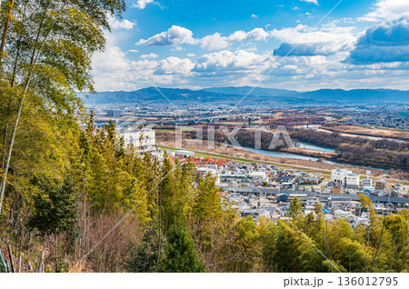 天王山中腹の展望台から見下ろす大山崎町市街地風景 京都府乙訓郡 天王山中腹の展望台から見下ろす大山崎町市街地風景 京都府乙訓郡 136012795