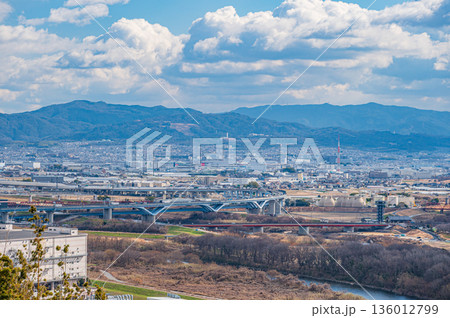 天王山から見下ろす市街地風景　京都府乙訓郡 136012799