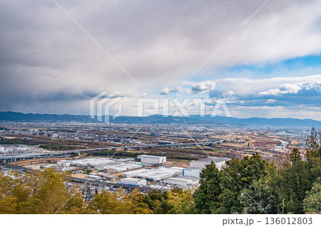 天王山から見下ろす大山崎町市街地風景　京都府乙訓郡 136012803
