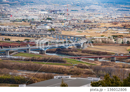 天王山から見下ろす京滋バイパス　京都府乙訓郡 136012806